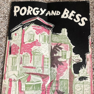 Peut inclure: Une tasse en céramique blanche avec une anse noire et le texte "But First, Coffee" en noir, en gras. La tasse est posée sur une surface en bois. La tasse mesure 10 cm de haut.