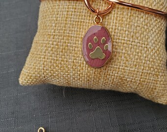 Jonc de couleur cuivre avec médaillon en pierre naturelle  de rodochroside motif pâte de chien. offrir anniversaire animal de compagnie