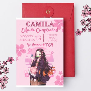 Op de afbeelding: Roze verjaardagsuitnodiging met een cartoonmeisje dat een zwart-roze kimono draagt. De uitnodiging luidt "Camila Esta de Cumpleaños!" met de datum en tijd van het feest. De achtergrond is versierd met roze kersenbloesems.