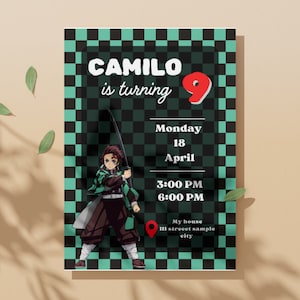 Op de afbeelding: Een groene en zwarte geruite verjaardagsuitnodiging met een cartoonfiguur dat een zwaard vasthoudt. De uitnodiging luidt "Camilo wordt 9" en bevat de datum en tijd van het feest.