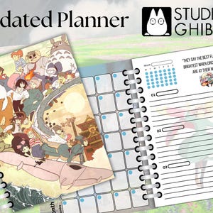 Puede incluir: Planificador sin fecha con una ilustración colorida de personajes de las películas de Studio Ghibli. La portada presenta una máquina voladora, una criatura parecida a un gato y una cita: "Dicen que la mejor llama arde más brillante cuando las circunstancias son las peores."