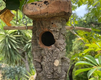 Nichoir en liège, nichoir en bois, nichoir rustique, nichoir écologique, nid d'oiseau en liège.