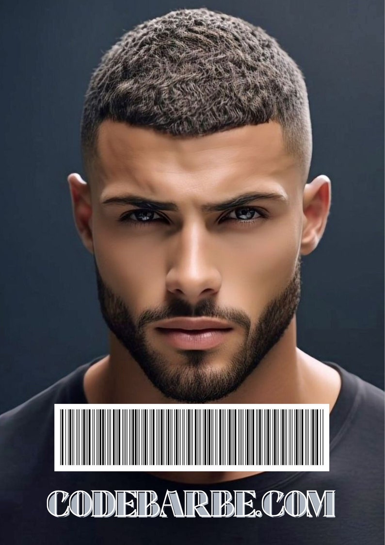 Op de afbeelding: Een man met kort, donkerbruin haar en een baard kijkt recht in de camera. Hij draagt een zwart T-shirt met een barcode en de tekst "CODEBARBE.COM" erop.