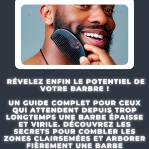Op de afbeelding: Een man met een baard gebruikt een zwarte kam om zijn baard te stylen. De tekst op de afbeelding luidt "CODE BARBE" en "R&Eacute;VELEZ ENFIN LE POTENTIEL DE VOTRE BARBRE! UN GUIDE COMPLET POUR CEUX QUI ATTENDENT DEPUIS TROP LONGTEMPS UNE BARBE &Eacute;PAISSE ET VIRILE. D&Eacute;COUVREZ LES SECRETS POUR COMBLER LES ZONES CLAIRSEM&Eacute;ES ET ARBORER FI&Egrave;REMENT UNE BARBE COMPL&Egrave;TE. PLUS DE 100 TRANSFORMATIONS!"