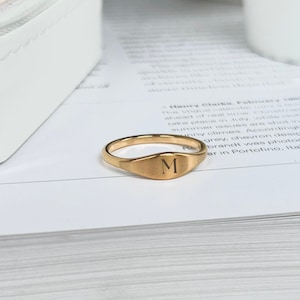 Anillo inicial delicado, anillo inicial de oro, anillo pequeño grabado, anillo con letra, anillo de sello personalizado, regalo de anillo personalizado para ella