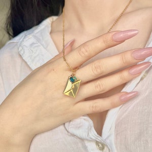 Collar de sobre de oro, colgante de mensaje secreto, collar de sobre de piedra de nacimiento Collar de mensaje oculto regalo colgante grabado en oro para ella