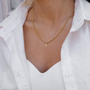 Delikatny złoty naszyjnik z krzyżem, minimalistyczny naszyjnik choker, biżuteria chrześcijańska, naszyjnik religijny, prezent na chrzest i bierzmowanie