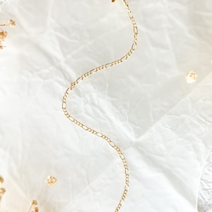 Collar fígaro relleno de oro de 14k, delicada cadena fígaro de oro, collar de cadena minimalista, cadenas de oro para mujeres, regalo para ella