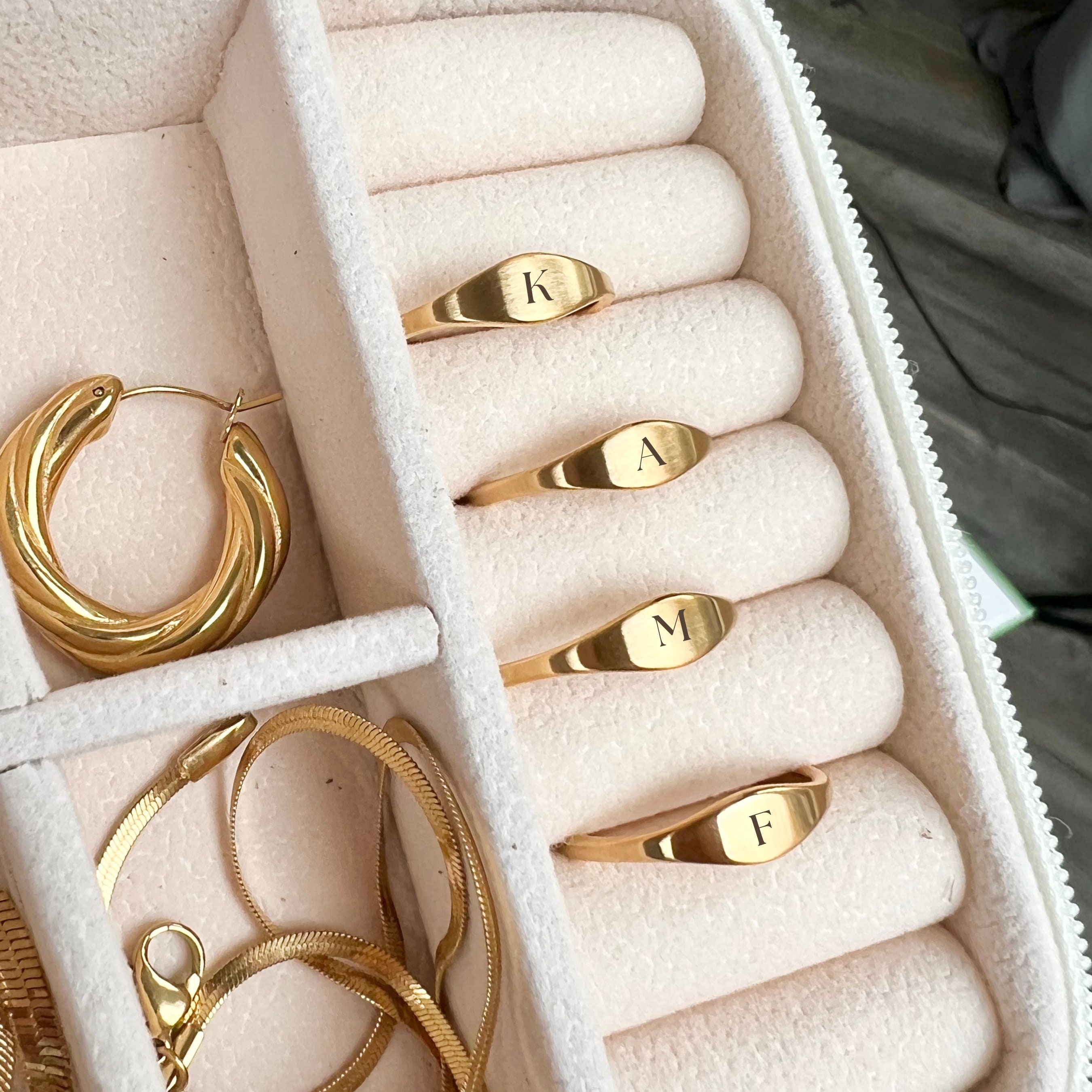 Letter g ring France