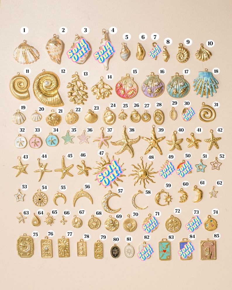 K&ouml;nnte beinhalten: Eine Sammlung von f&uuml;nfundachtzig goldfarbenen Metallanh&auml;ngern mit verschiedenen nautischen und himmlischen Motiven, darunter Muscheln, Seesterne, Monde, Sonnen und rechteckige Anh&auml;nger, wobei einige mit dem Text Sold Out markiert sind.