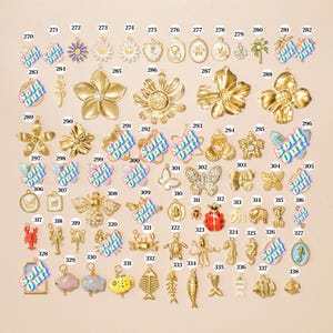 K&ouml;nnte beinhalten: Eine Sammlung von Metallanh&auml;ngern, angeordnet in einem Raster, nummeriert von 270 bis 338. Die Anh&auml;nger haben verschiedene Formen, darunter Blumen, Schmetterlinge, Insekten, Meerestiere und Fische. Einige Anh&auml;nger sind mit einem Sold Out-Aufkleber versehen.
