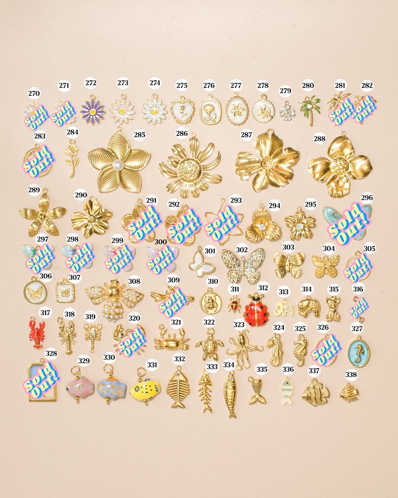 K&ouml;nnte beinhalten: Eine Sammlung von Metallanh&auml;ngern, angeordnet in einem Raster, nummeriert von 270 bis 338. Die Anh&auml;nger haben verschiedene Formen, darunter Blumen, Schmetterlinge, Insekten, Meerestiere und Fische. Einige Anh&auml;nger sind mit einem Sold Out-Aufkleber versehen.