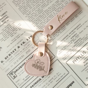 Porte-clés personnalisé, porte-clés fleur gravé, porte-clés personnalisé, porte-clés en cuir, étiquettes de sac, cadeau pour la maison neuve, cadeau d'anniversaire pour elle