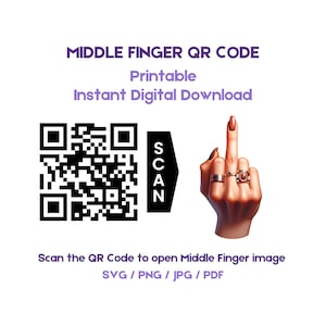 Könnte beinhalten: Ein schwarz-weißer QR-Code mit dem Wort "SCAN" daneben. Unter dem QR-Code befindet sich der Text "Scannen Sie den QR-Code, um das Mittelfinger-Bild SVG/PNG/JPG/PDF zu öffnen". Das Bild zeigt auch eine Hand mit ausgestrecktem Mittelfinger, die goldene Ringe trägt.