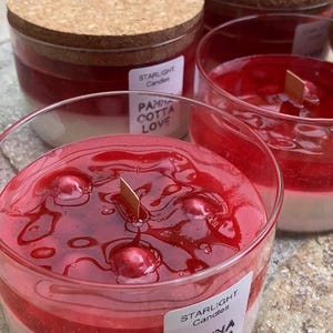 Panna Cotta candle made from 100% soy wax | Strawberry scent | Wooden wick | Candle in a glass | Glass with cork lid | Cork | Natural wax | Vegan candle