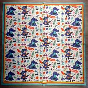 Puede incluir: Un pa&ntilde;uelo blanco con un dise&ntilde;o de personaje azul. El personaje est&aacute; tocando un ukelele y tiene la palabra "Chillin'" encima. El pa&ntilde;uelo tiene un patr&oacute;n repetitivo del personaje, flores y palmeras.