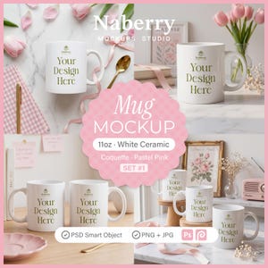 Pode incluir: Uma coleção de canecas de cerâmica branca com o texto Your Design Here em verde oliva. As canecas são exibidas em vários cenários com fitas cor-de-rosa, colheres douradas e flores. Uma etiqueta rosa central diz Mug Mockup 11oz.