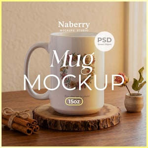 Peut inclure: Un mug en céramique blanche avec une étiquette de capacité de 15oz, orné d'une couronne florale et du texte "Bloom where you are planted". Le mug est posé sur un sous-verre en bois à côté d'un petit vase avec une fleur séchée et des bâtons de cannelle.
