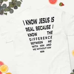 Koszulka „Jesus Is Real” – Chrześcijańska koszulka z potężnym cytatem na plecach – Koszulka oparta na wierze – Inspirująca odzież religijna – Klasyczny krój unisex