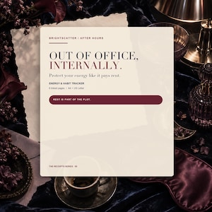 Puede incluir: Un documento digital de seguimiento de energía y hábitos titulado OUT OF OFFICE, INTERNALLY. El texto incluye Protect your energy like it pays rent, 6 linked pages, A4, US Letter y REST IS PART OF THE PLOT. El documento está sobre un fondo oscuro.
