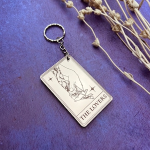 Il portachiavi dei tarocchi degli amanti, il portachiavi dei tarocchi, il portachiavi degli amanti, il portachiavi acotar, il regalo acotar, il regalo booktok, il portachiavi romantico fantasy