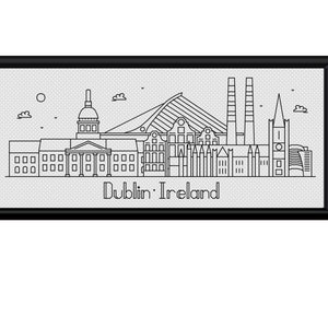Pode incluir: Ilustração de arte de linha em preto e branco do horizonte de Dublin, incluindo a Custom House, o Trinity College e a Spire de Dublin. O texto "Dublin, Irlanda" está abaixo do horizonte.