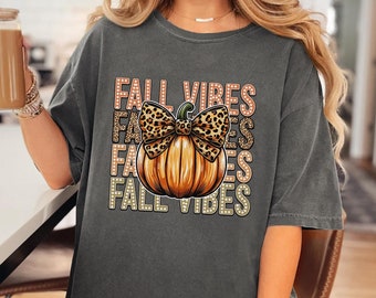 Koszula Pumpkin Fall Vibes, śliczna damska koszula na sezon jesienny, jesienna koszula Pumpkin, koszulka na Święto Dziękczynienia, jesienna koszulka graficzna, komfortowe kolory