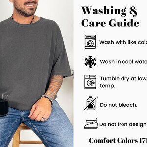 Op de afbeelding: Was- en onderhoudsinstructies voor een T-shirt. Was met soortgelijke kleuren, in koud water, droog in de droger op lage temperatuur, gebruik geen bleekmiddel en strijk het ontwerp niet. Comfort Colors 1717.