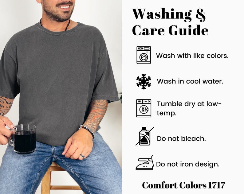 Op de afbeelding: Was- en onderhoudsinstructies voor een T-shirt. Was met soortgelijke kleuren, in koud water, droog in de droger op lage temperatuur, gebruik geen bleekmiddel en strijk het ontwerp niet. Comfort Colors 1717.