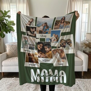 Op de afbeelding: Een groene en witte gepersonaliseerde deken met familiefoto's. De deken heeft het woord "MAMA" in grote witte letters onderaan. De deken heeft ook de woorden "strong", "nurturing", "resilient", "selfless" en "loving".