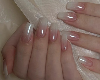 Ombreroze chroompers op de nagels, handgemaakte imitatieacrylaat