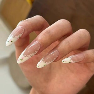 Unghie finte con pizzo francese dipinto a mano