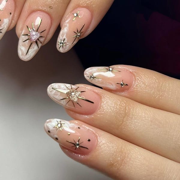Ongles pressés étoile or blanc laiteux : faux ongles en gel acrylique faits main