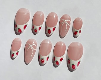 Uñas francesas con punta de fresa hechas a mano