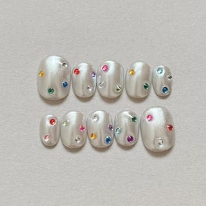 Presse d&#39;ongles en chrome blanc : faux ongles en gel acrylique faits main