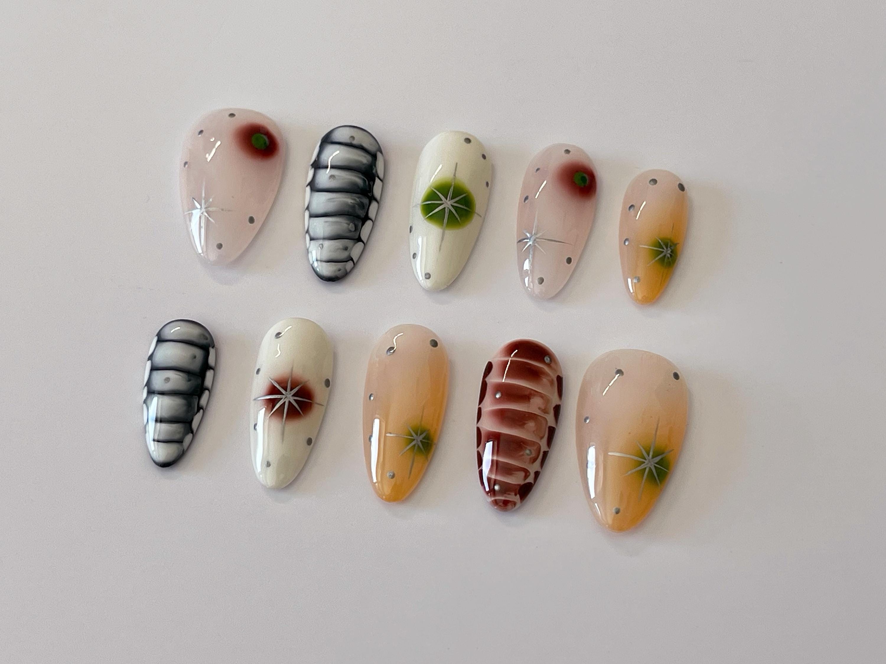 ハンドメイドのグラフィティプレスオンネイル：マルチカラーフェイク