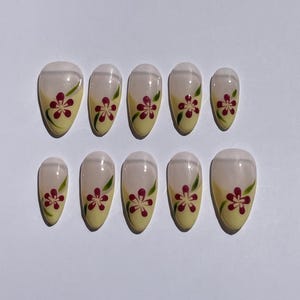 Unghie finte dipinte a mano con fiori francesi