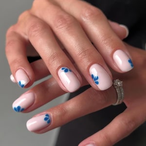 Fleur bleue à presser sur les ongles : faux ongles en gel acrylique faits main