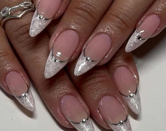 Uñas francesas blancas perla: uñas postizas hechas a mano con detalles plateados