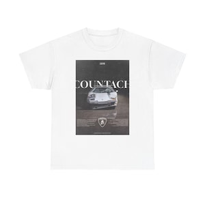 Puede incluir: Camiseta blanca con un gráfico en blanco y negro de un Lamborghini Countach blanco con el texto "Countach" y "Legends Never Die" impreso en la parte delantera.