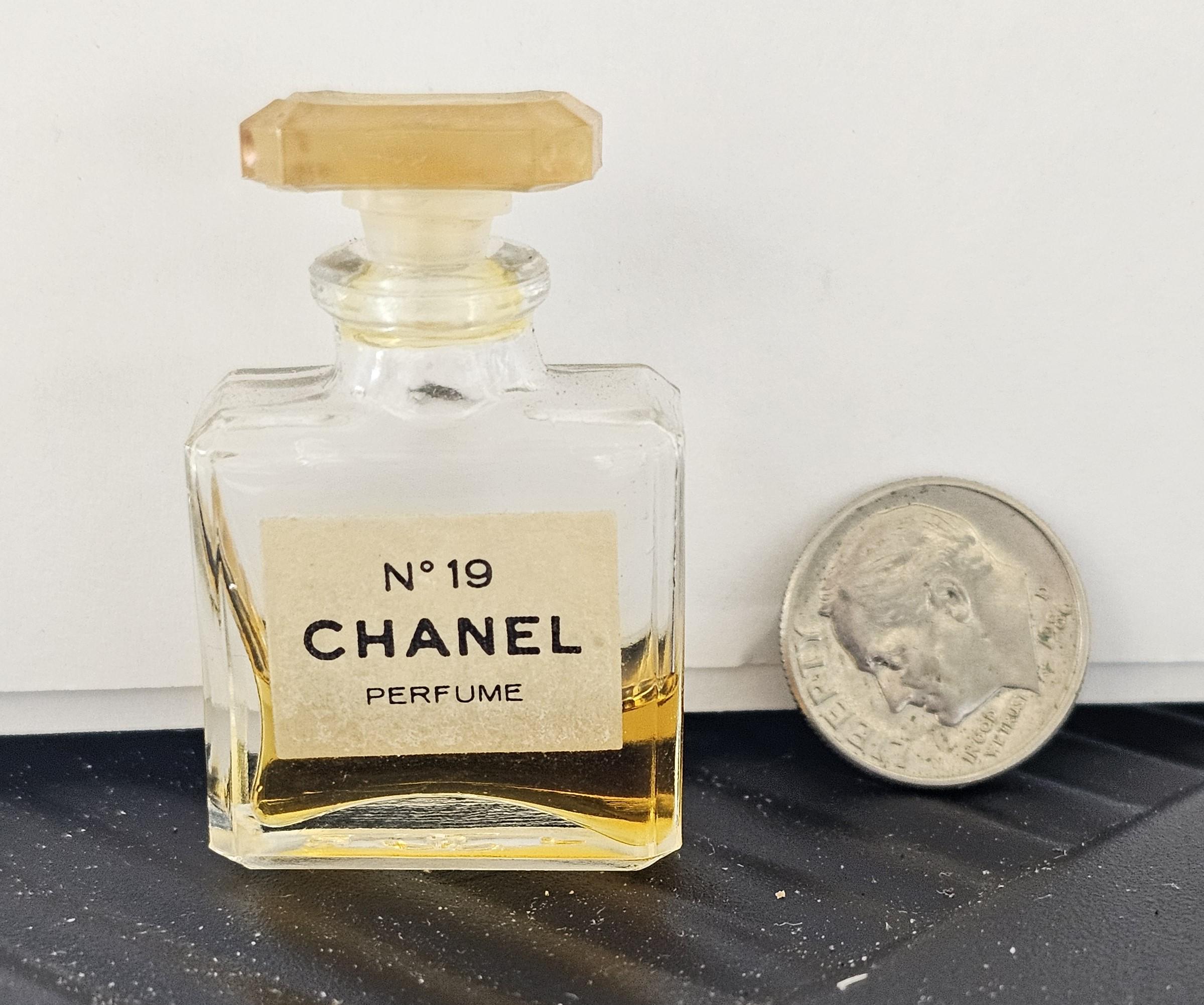 ★CHANEL 19 EDT ヴィンテージ かわいいボトル 30ml★ ☆CHANEL 19 EDT ヴィンテージ かわいいボトル 30ml☆