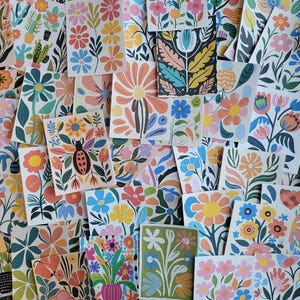 Patrones florales y botánicos bohemios abstractos y coloridos impresos en cartulina o papel adhesivo para proyectos de scrapbooking y Junk Journaling