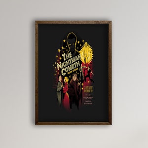 Può includere: Un poster incorniciato con sfondo nero e un'illustrazione in stile vintage di un'opera teatrale chiamata "The Nightman Cometh". Il poster presenta un gruppo di persone in un contesto teatrale con una combinazione di colori rosso e giallo.