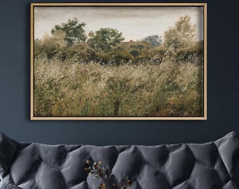 Puede incluir: Un sofá azul oscuro capitoné con dos cojines de color azul oscuro se encuentra frente a una pared azul oscuro con una pintura de paisaje enmarcada encima. Una mesa de café de madera con dos candelabros se encuentra frente al sofá.