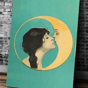 Op de afbeelding: Een vintage illustratie van een vrouw en een halve maan met een gezicht, die elkaar kussen. De vrouw heeft donker haar en draagt een witte jurk. De maan is geel en de achtergrond is turquoise.