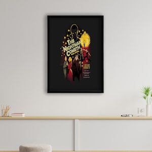 Può includere: Un poster in bianco e nero con un design vintage per la commedia "The Nightman Cometh". Il poster presenta uno sfondo rosso e giallo con una città e un gruppo di persone in primo piano. Il titolo della commedia è scritto in un grande carattere grassetto.