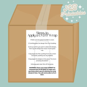 Może przedstawiać: Brązowe pudełko kartonowe z białą etykietą, na której widnieje napis "Steps to Apply a UV/DT Wrap". Etykieta zawiera instrukcje dotyczące nakładania folii UV/DT na szklankę lub kubek. Etykieta zawiera również ostrzeżenie, że tych opakowań na kubki nie można usunąć po nałożeniu na szklankę.