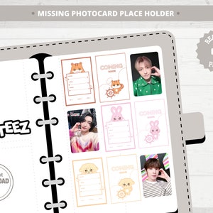 Könnte beinhalten: Ein digitaler Fotokartenhalter mit dem Text "AniteeZ" und "Sofort-Download". Der Halter enthält Platz für Fotos und Karten mit Bildern von Personen und Zeichentricktieren. Die Worte "Coming Soon" sind ebenfalls sichtbar.