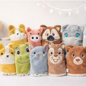 Può includere: Una collezione di dieci guanti da bagno a tema animale. I guanti da bagno sono progettati per assomigliare a un cane, un maiale, un procione, un ippopotamo, un cane, una rana, un gatto, uno scoiattolo e un orso. Ogni guanto da bagno presenta dettagli ricamati.