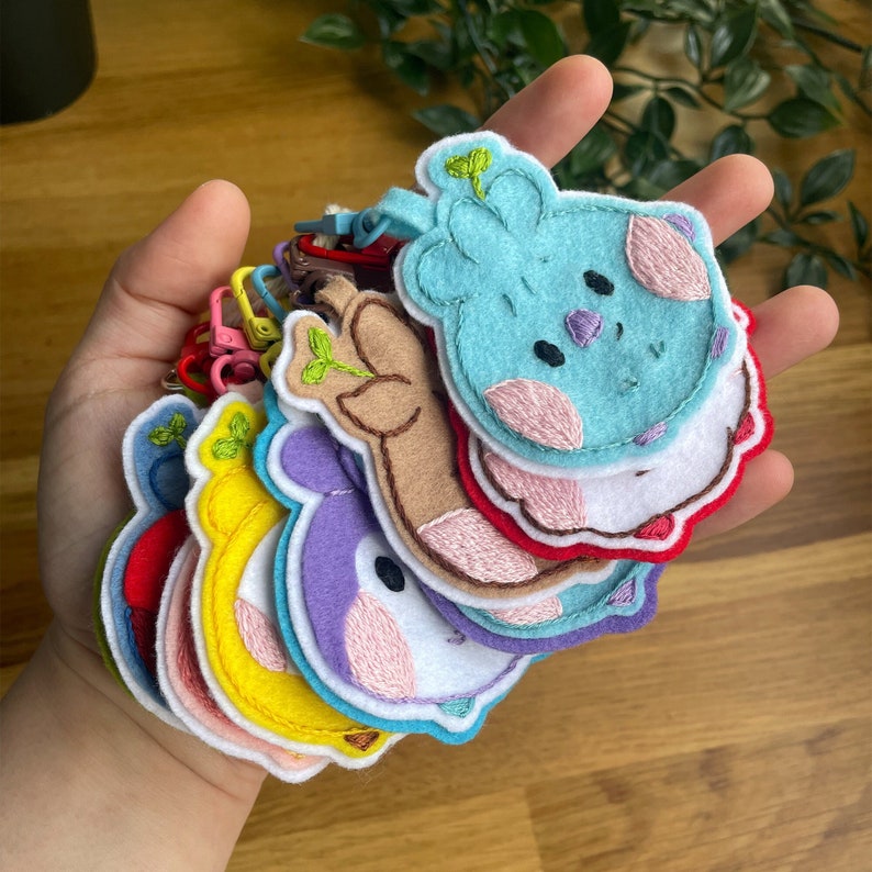 Cute BTS felt keychain, Kpop felt bag charms, BT21 brooch, gifts for kpop fans, Embroidery Pin, Felt Magnet, Bangtan boys, Cute Kpop buns zdjęcie 1